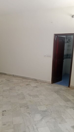 Room in 5 BHK Independent House at Sector 26 – for Rent