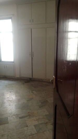 Room in 5 BHK Independent House at Sector 26 – for Rent
