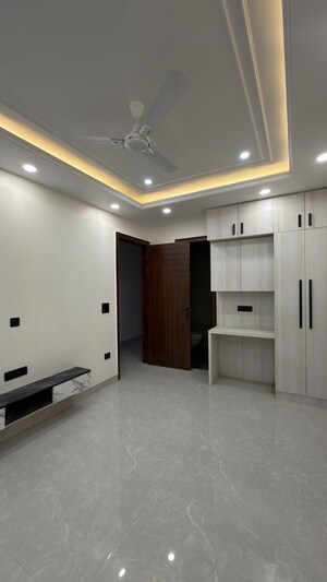Building Lobby in 3 BHK Builder Floor at BPTP District 3, Sector 85 – for Sale