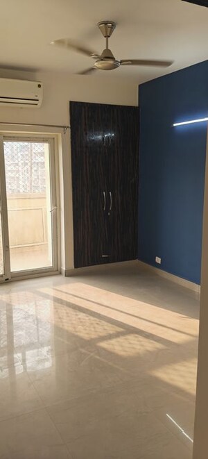 Room in 3 BHK Apartment at Antriksh Golf View, Sector 78 – for Rent