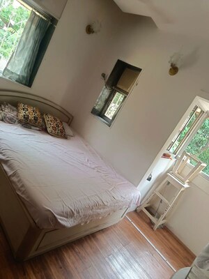 Room in 3 BHK Apartment at Tulsiwadi – for Rent