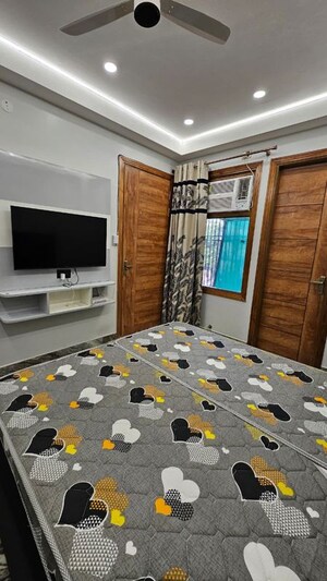 Bedroom in 2 BHK Builder Floor at Sector 40 – for Rent