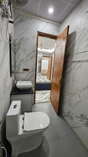 Bathroom in 2 BHK Builder Floor at Sector 40 – for Rent