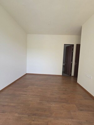 Room in 3 BHK Apartment at Sheth Montana, Mulund West – for Sale