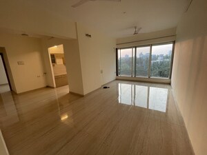 Room in 3 BHK Apartment at Thakur Kedarnath Tower, Versova – for Rent