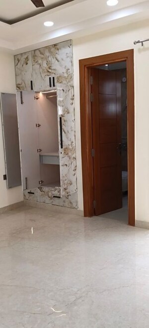 Room in 3 BHK Builder Floor at BPTP District, Sector 81 – for Rent