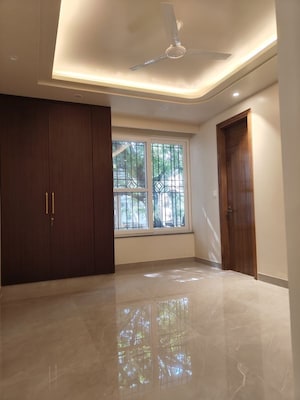 Room in 4 BHK Apartment at Vasant Kunj – for Rent