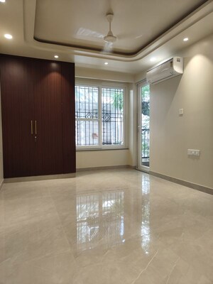 Room in 4 BHK Apartment at Vasant Kunj – for Rent