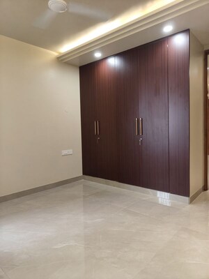 Room in 4 BHK Apartment at Vasant Kunj – for Rent