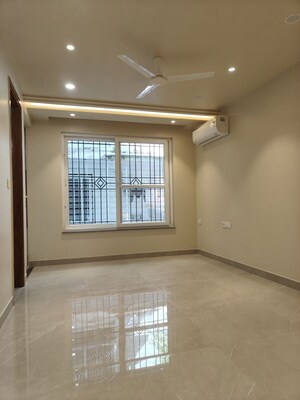 Room in 4 BHK Apartment at Vasant Kunj – for Rent