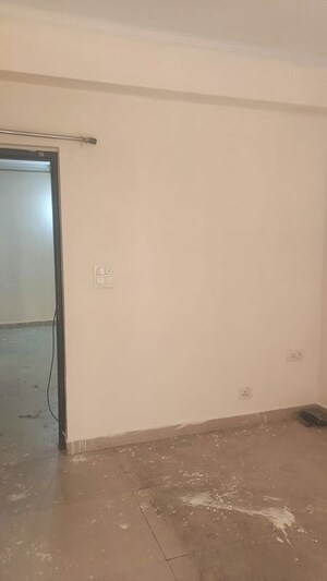 Room in 2 BHK Apartment at Mahagun My Woods, Sector 16c Greater Noida – for Rent