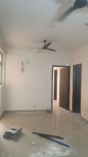 Room in 2 BHK Apartment at Mahagun My Woods, Sector 16c Greater Noida – for Rent