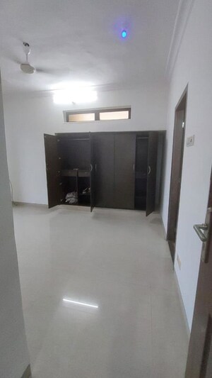 Room in 2 BHK Apartment at Raheja Heights Phase 2, Goregaon East – for Rent