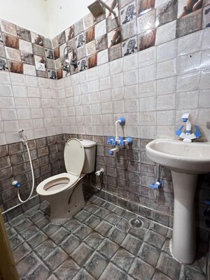 Bathroom in 2 BHK Builder Floor at ABCZ East Sapphire, Sector 45 – for Rent