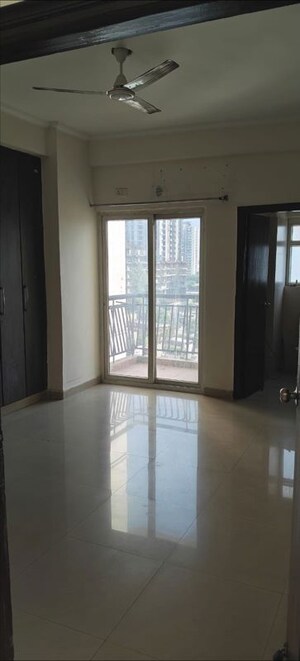 Room in 3 BHK Apartment at Antriksh Golf View, Sector 78 – for Rent