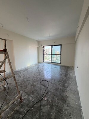 Room in 4 BHK Apartment at Vivekanand Nagar – for Sale