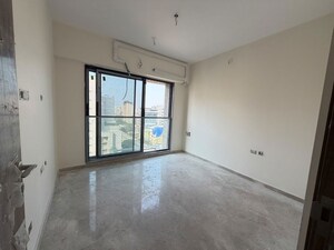 Room in 4 BHK Apartment at Vivekanand Nagar – for Sale