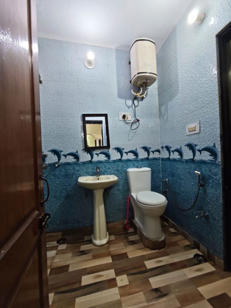Bathroom, green fields colony 3 Bedroom 280 Sq.Yd. Builder Floor In Green Fields Colony Faridabad 10789947