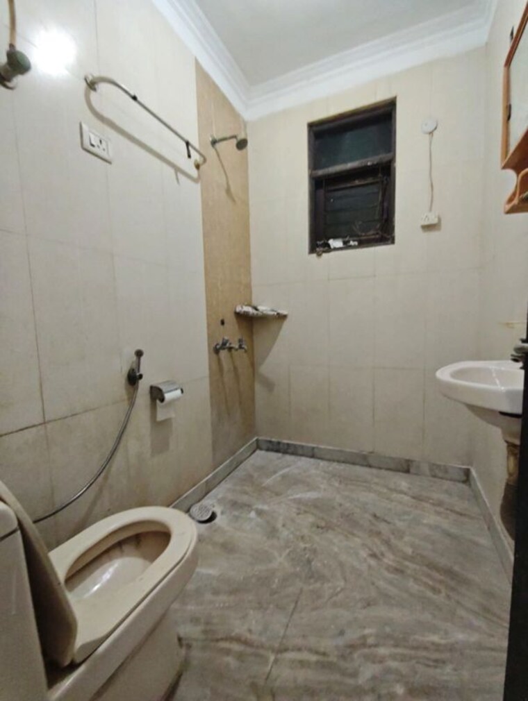 Bathroom, green fields colony 3 Bedroom 200 Sq.Yd. Builder Floor In Green Fields Colony Faridabad 10789959