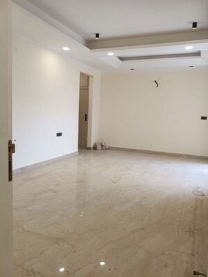 Room in 4 BHK Builder Floor at Green Fields Colony – for Rent