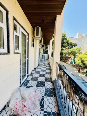 Balcony in Studio Builder Floor at Dlf Phase iv – for Rent