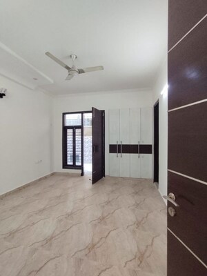 Room in 3 BHK Builder Floor at Sector 49 – for Rent
