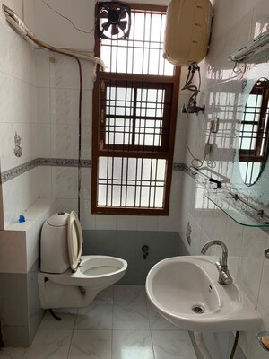 Bathroom in 1.5 BHK Builder Floor at Gomti Nagar – for Rent
