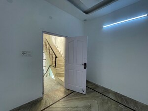 Room in 4 BHK Builder Floor at Green Fields Colony – for Rent