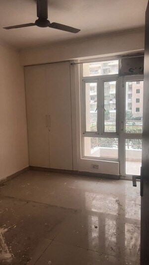 Room in 3 BHK Apartment at Mahagun Mywoods, Sector 16c Greater Noida – for Rent