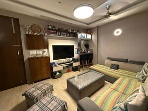 Room in 3 BHK Apartment at Gaur City 2 – for Sale