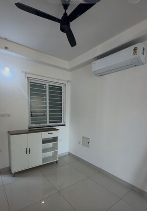 Room in 2.5 BHK Apartment at Aparna Zenon, Puppalaguda – for Rent