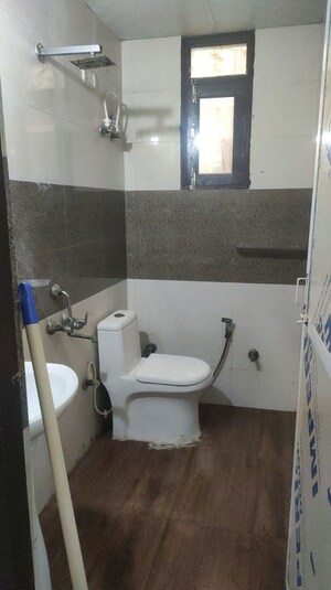 Bathroom in 3 BHK Apartment at Eldeco Ananda, Sector 48 – for Rent