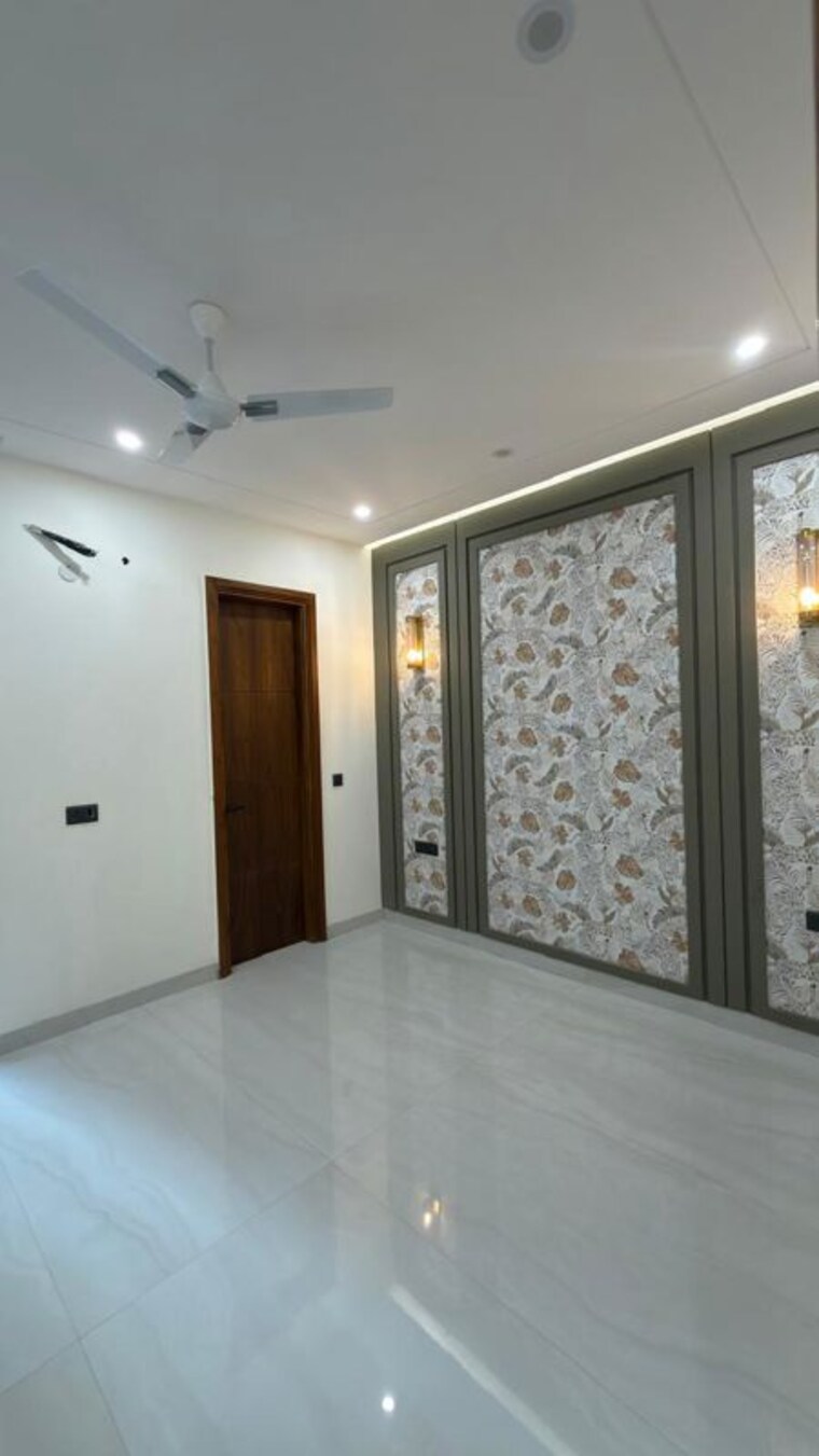 Room, green fields colony 4 Bedroom 350 Sq.Yd. Builder Floor In Green Fields Colony Faridabad 10790438
