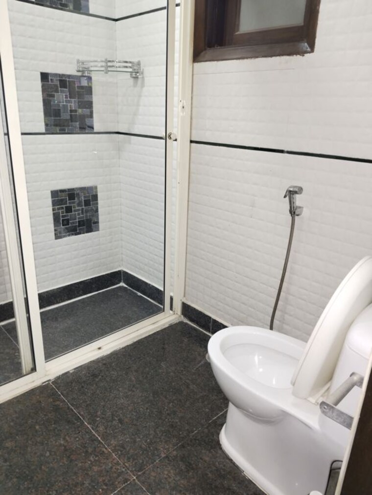 Bathroom, shivalik colony 3 Bedroom 1800 Sq.Ft. Apartment In Shivalik Colony Delhi 10790459