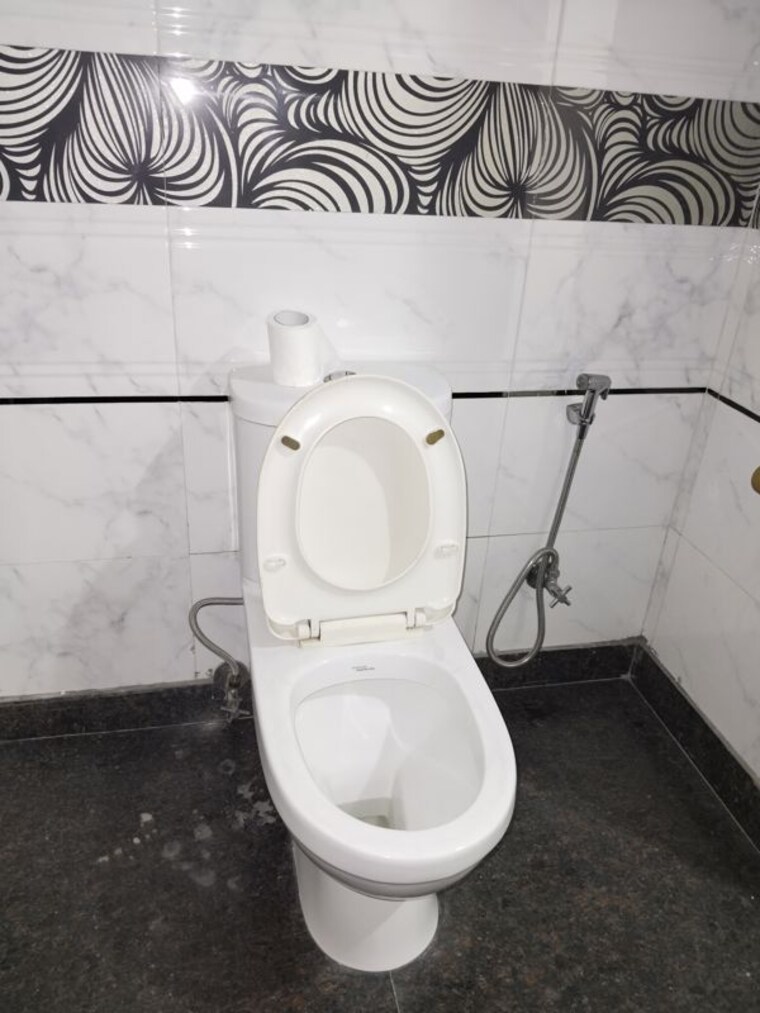 Bathroom, shivalik colony 3 Bedroom 1800 Sq.Ft. Apartment In Shivalik Colony Delhi 10790459