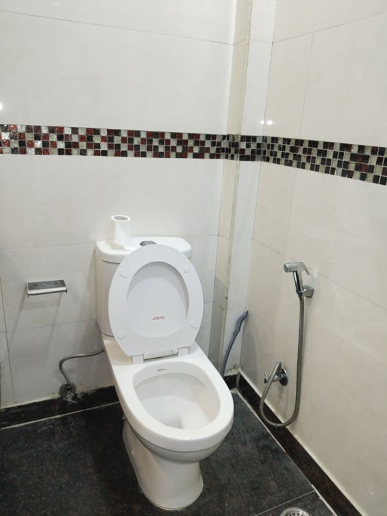 Bathroom, shivalik colony 3 Bedroom 1800 Sq.Ft. Apartment In Shivalik Colony Delhi 10790459
