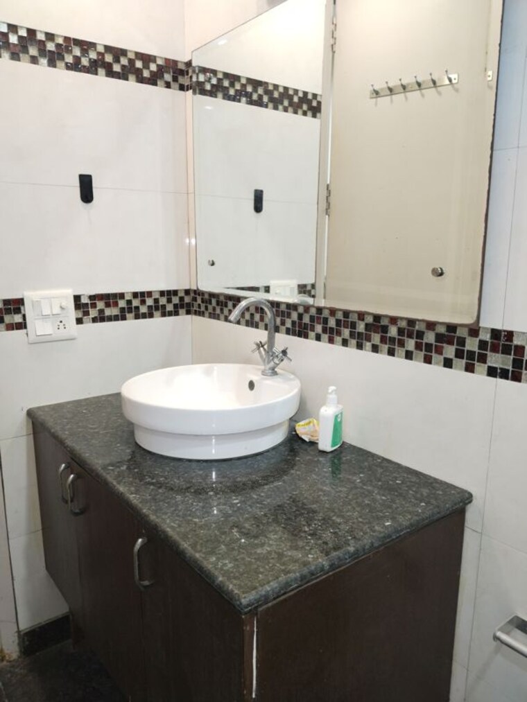 Bathroom, shivalik colony 3 Bedroom 1800 Sq.Ft. Apartment In Shivalik Colony Delhi 10790459