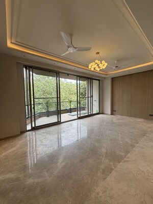 Room in 3 BHK Builder Floor at Safdarjung Enclave – for Sale