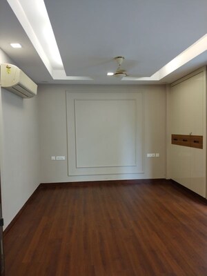 Room in 3 BHK Apartment at Defence Colony – for Rent