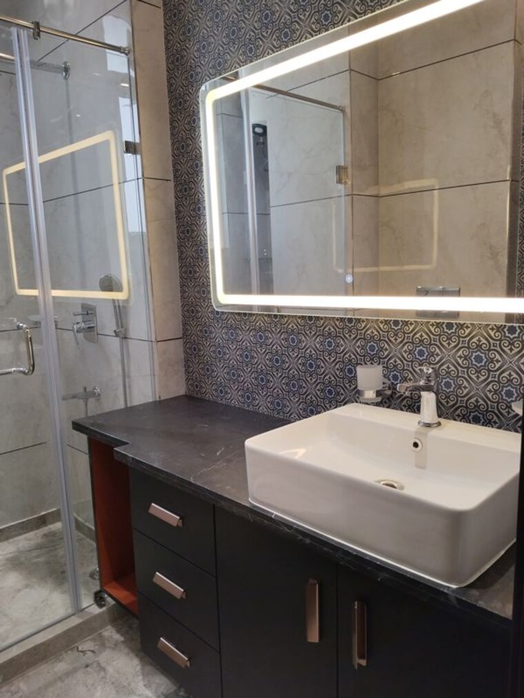 Attached Bathroom, defence colony 3.5 Bedroom 3000 Sq.Ft. Apartment In Defence Colony Delhi 10790478