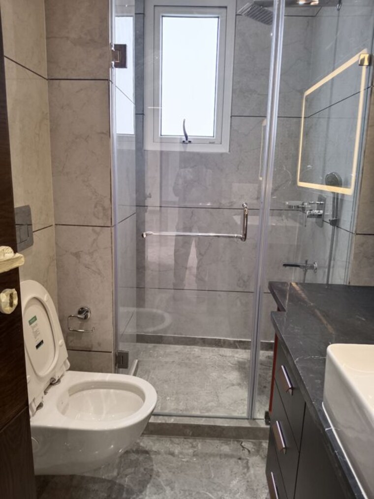 Bathroom, defence colony 3.5 Bedroom 3000 Sq.Ft. Apartment In Defence Colony Delhi 10790478