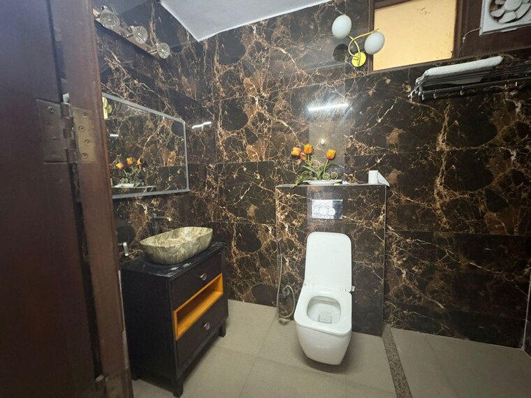 Bathroom, nehru enclave 3 Bedroom 1800 Sq.Ft. Apartment In Nehru Enclave Delhi 10790492