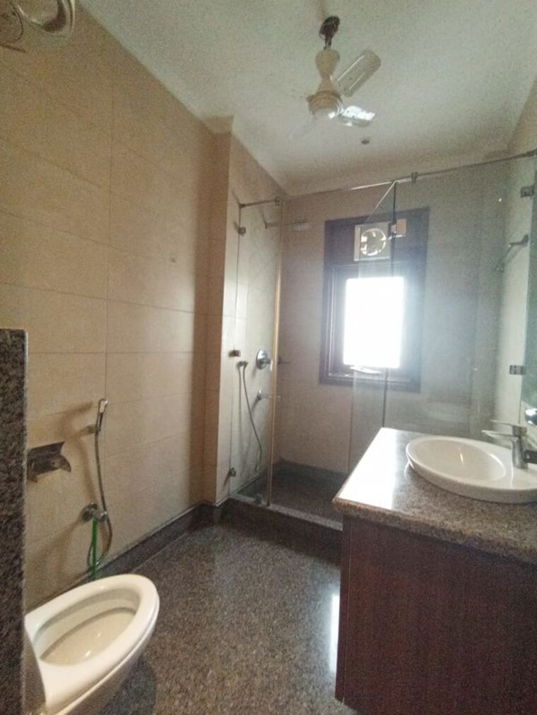 Bathroom, greater kailash i 3 Bedroom 1850 Sq.Ft. Apartment In Greater Kailash I Delhi 10790504