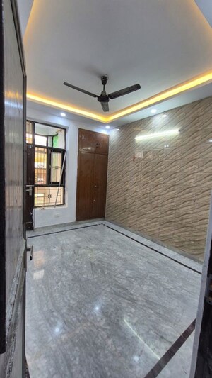 Room in 3 BHK Builder Floor at Green Fields Colony – for Rent