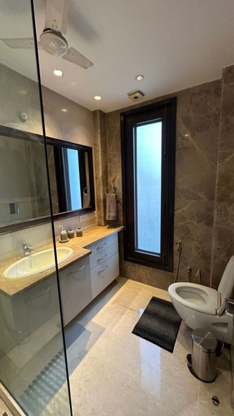 Attached Bathroom, defence colony 3 Bedroom 2700 Sq.Ft. Apartment In Defence Colony Delhi 10790508