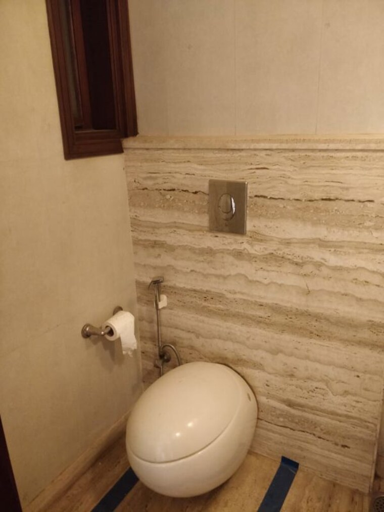Bathroom, defence colony 4 Bedroom 5000 Sq.Ft. Apartment In Defence Colony Delhi 10790522