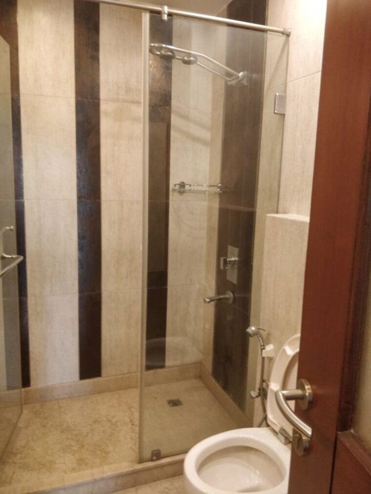 Bathroom, defence colony 4 Bedroom 5000 Sq.Ft. Apartment In Defence Colony Delhi 10790522