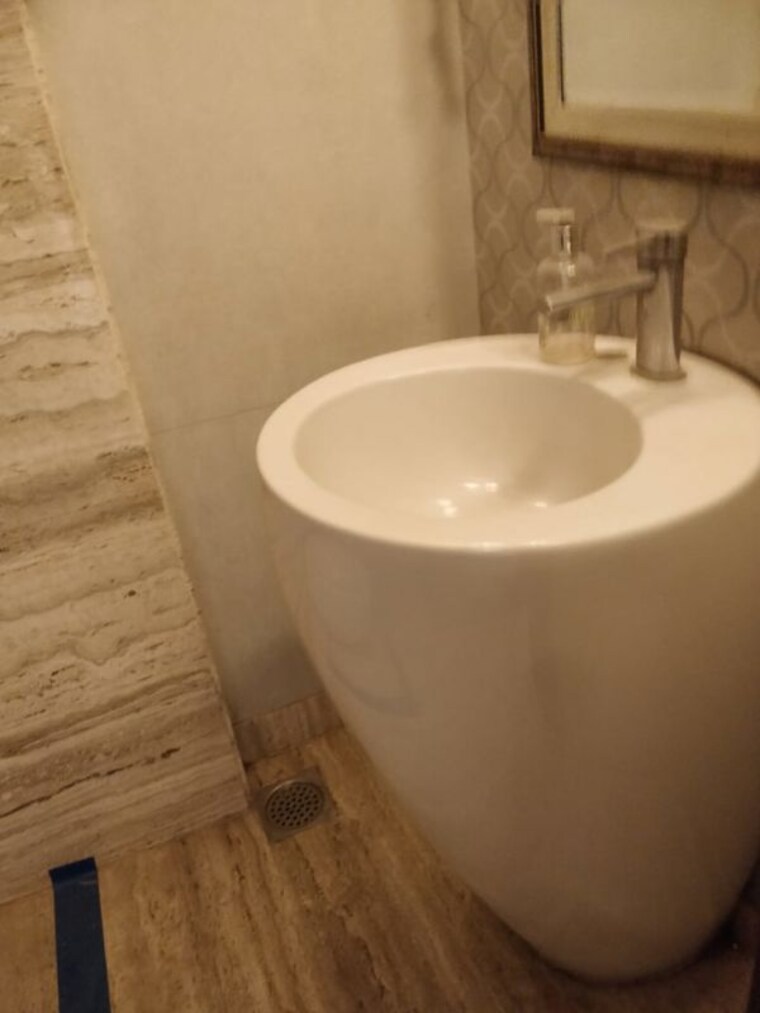 Bathroom, defence colony 4 Bedroom 5000 Sq.Ft. Apartment In Defence Colony Delhi 10790522