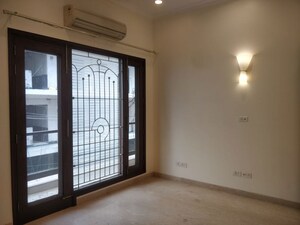 Room in 4 BHK Apartment at Defence Colony – for Rent