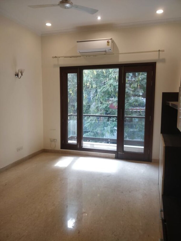 Room, defence colony 4 Bedroom 5000 Sq.Ft. Apartment In Defence Colony Delhi 10790522